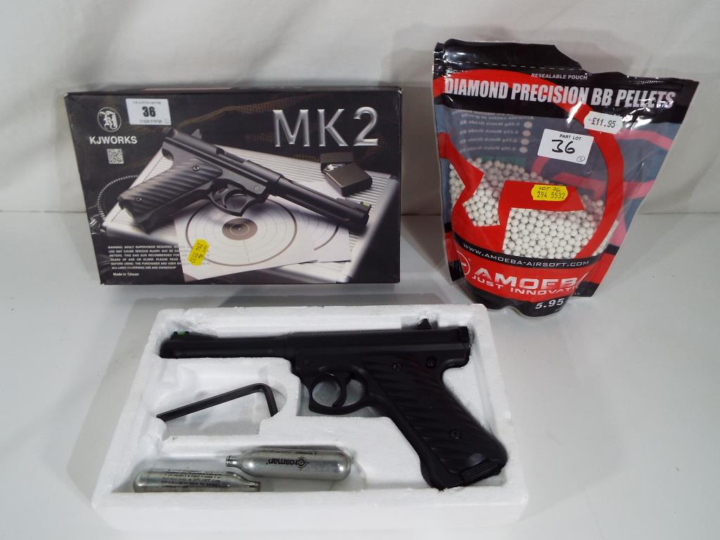 A KJWORKS Mk 2 6 mm BB CO2 Pistol with a near full bag of 6 mm BB pellets, nominal use, - Image 3 of 3