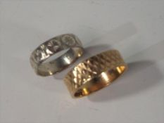 A hallmarked 9 carat yellow gold band, approximately 3.