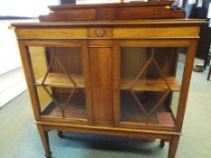 A Victorian mahogany two door glazed display cabinet / bookcase Est £30 - £50
