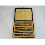 A George V set of silver handled butter knives, Sheffield assay 1919 contained within case.