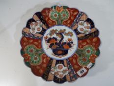 A large Imari shallow bowl with scalloped edge approx 34cm (diam) Est £25 - £40
