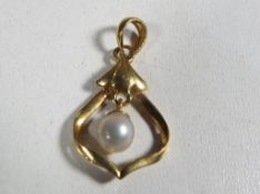 A 9 carat gold and pearl pendant