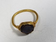 A Roman gold intaglio ring, ca 2nd to 3rd century AD, size H+1/2, approx 1.