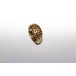 18 carat gold knotwork ring, 6.