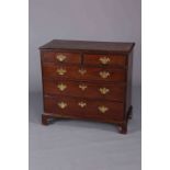 A SMALL GEORGE III MAHOGANY CHEST OF DRAWERS,