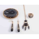 A COLLECTION 19TH CENTURY BANDED AGATE JEWELLERY, to include a gold and banded agate pendant,