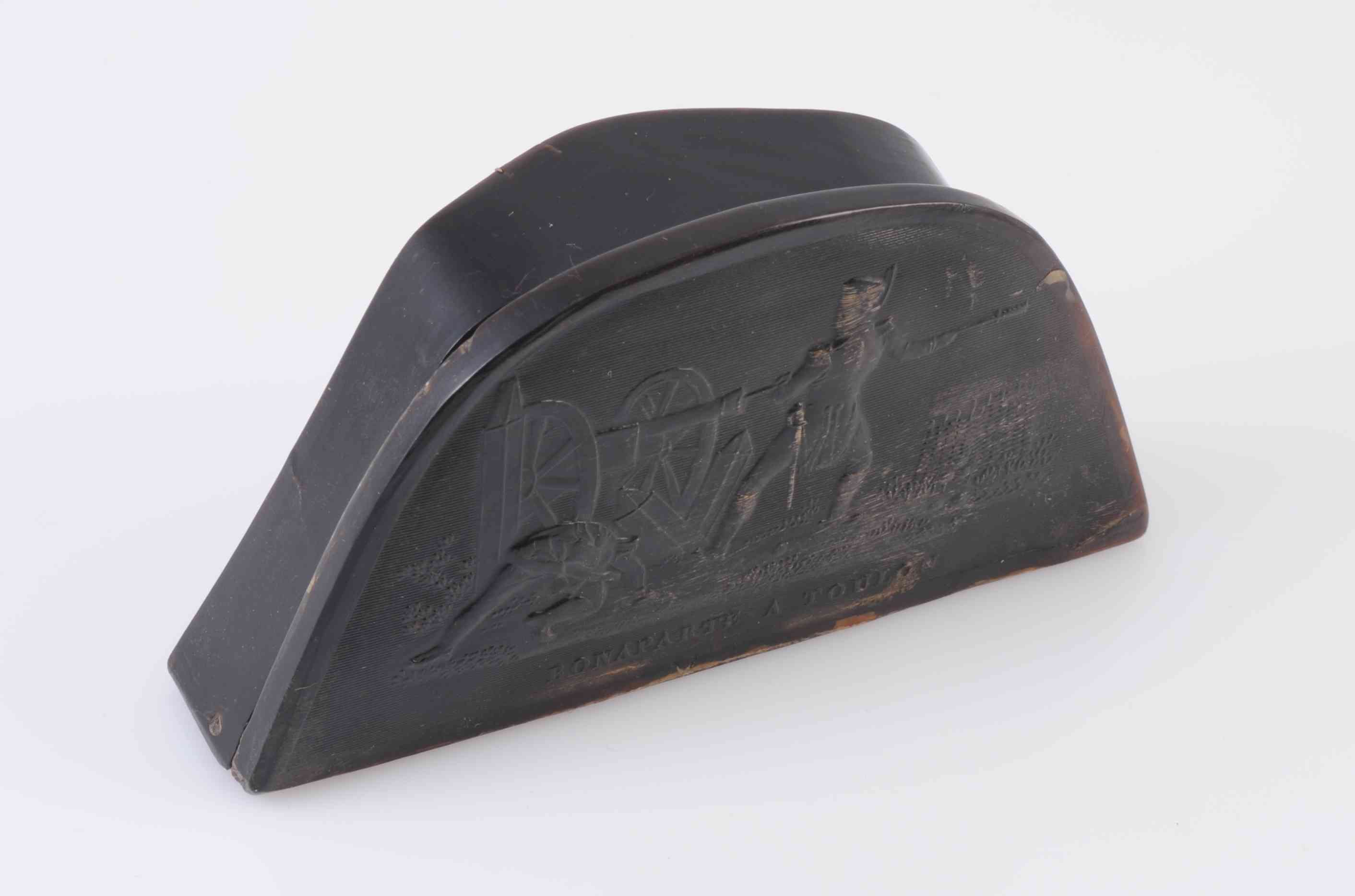 A "NAPOLEON'S HAT" PRESSED HORN SNUFF BOX, SECOND QUARTER 19TH CENTURY,