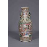 A LARGE CANTONESE FAMILLE ROSE VASE, LATE 19TH/EARLY 20TH CENTURY,