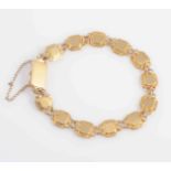 A YELLOW PRECIOUS METAL BRACELET,