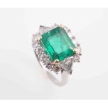 AN EMERALD AND DIAMOND RING,