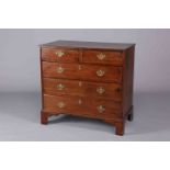 A SMALL GEORGIAN OAK CHEST OF DRAWERS,