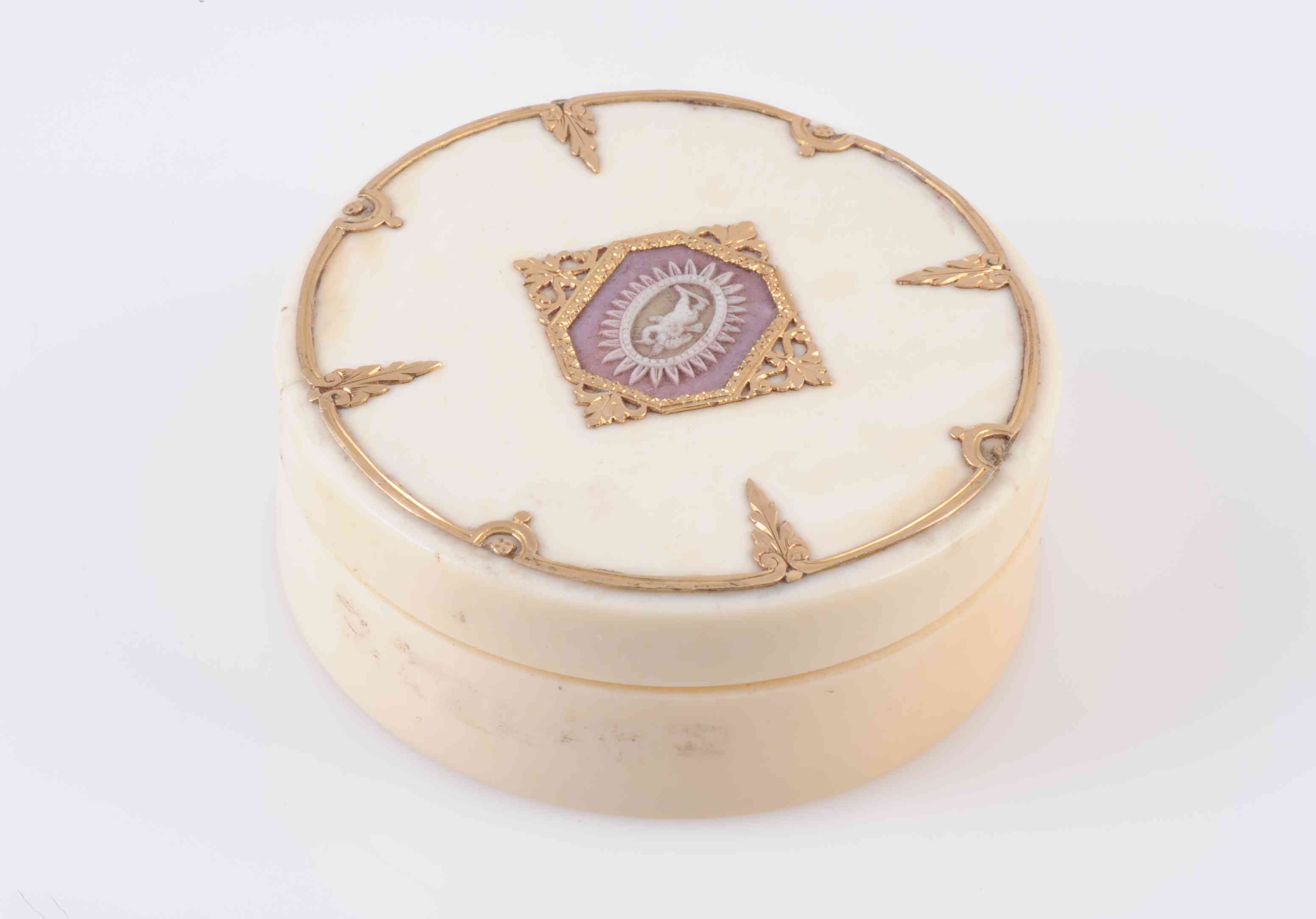 A VICTORIAN GOLD MOUNTED CIRCULAR IVORY BOX, CIRCA 1890, centred by a jasperware plaque,