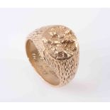 A YELLOW GOLD GENTS SIGNET RING, the heavy circular mount with textured metal patterning,