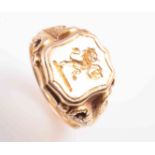 A GENTLEMAN'S GOLD SIGNET RING,