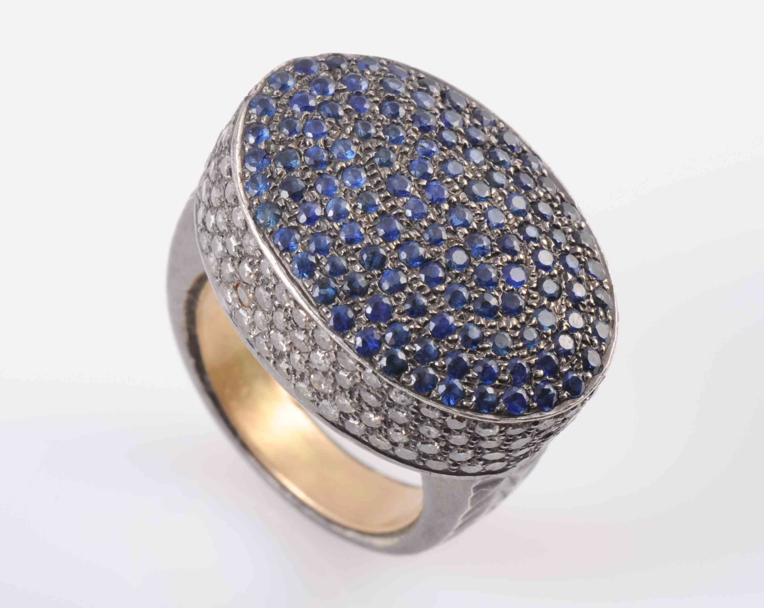 AN INDIAN SAPPHIRE AND DIAMOND RING,