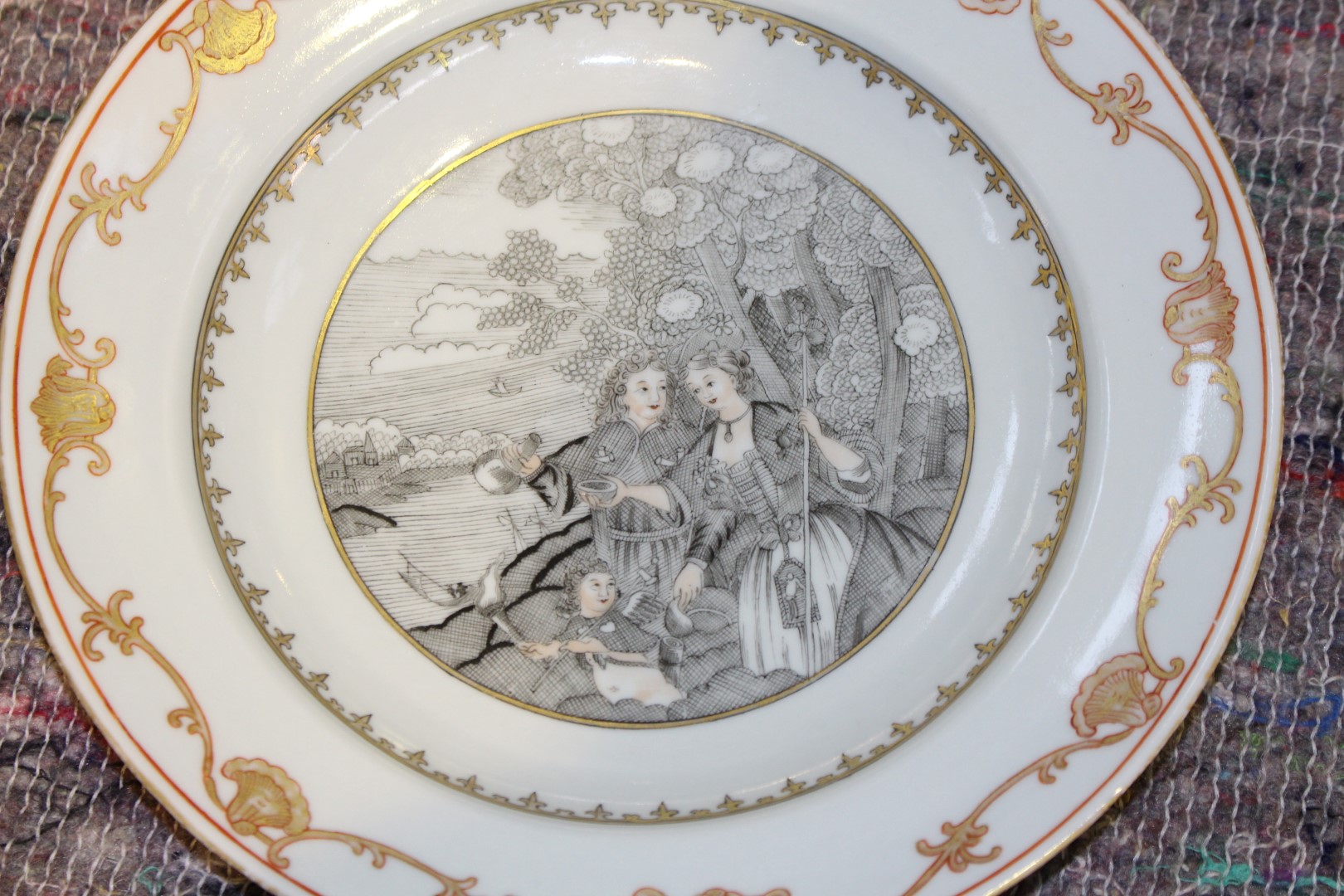 A CHINESE EXPORT EUROPEAN SUBJECT GRISAILLE PLATE, "LES PELERINS DE L'ISLE DE CYTHERE", - Image 3 of 7