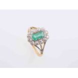 AN EMERALD AND DIAMOND RING,