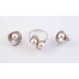 A CULTURED PEARL AND WHITE METAL RING,