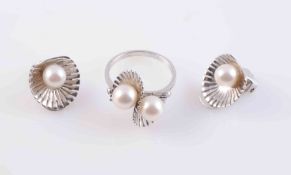 A CULTURED PEARL AND WHITE METAL RING,