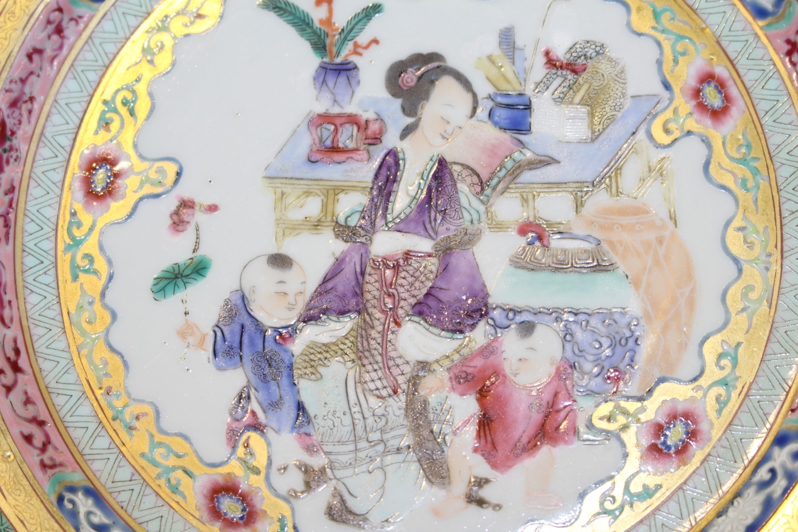 A CHINESE EXPORT FAMILLE ROSE PLATE, painted to the well with a teacher and two boys in an interior. - Image 6 of 7