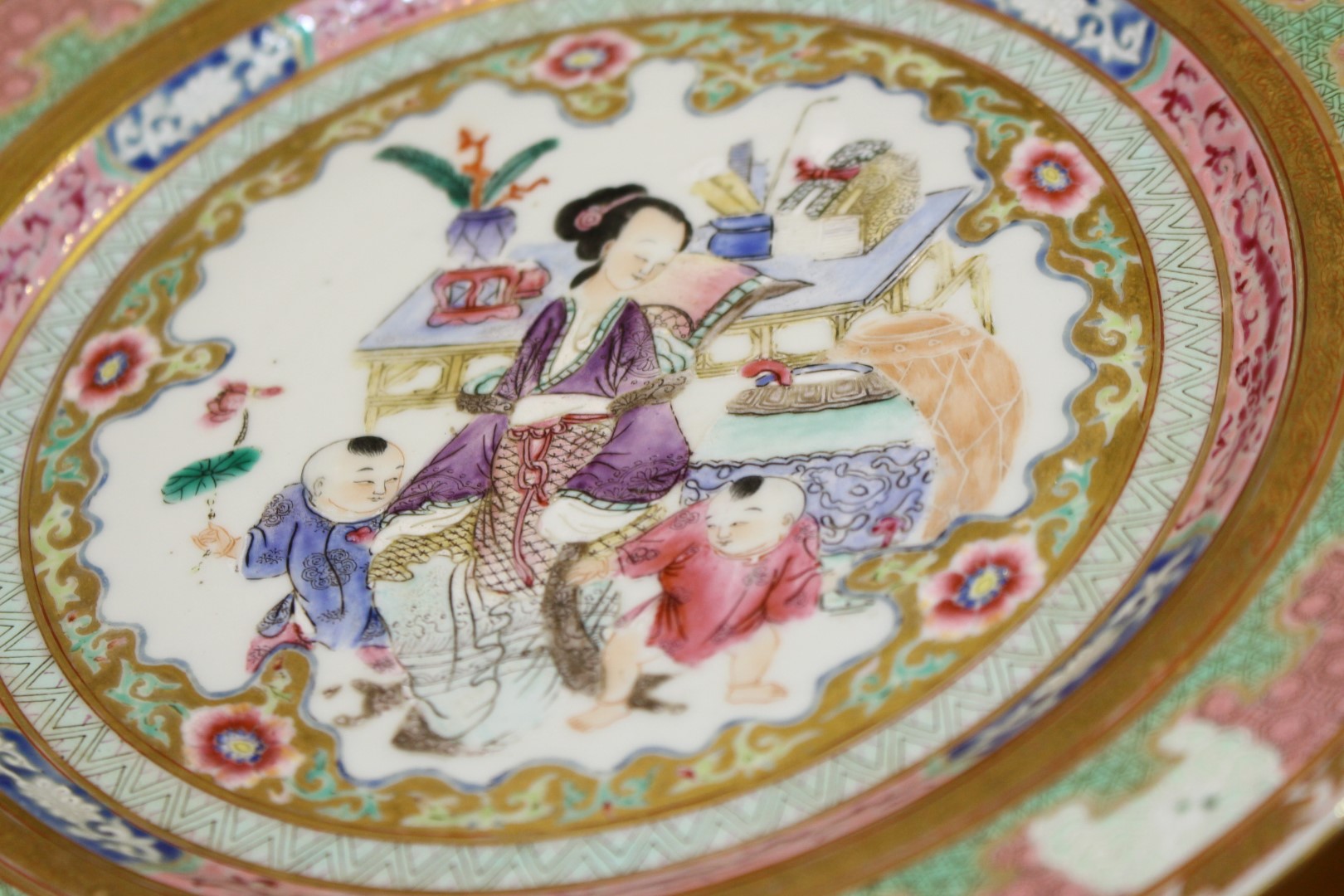 A CHINESE EXPORT FAMILLE ROSE PLATE, painted to the well with a teacher and two boys in an interior. - Image 5 of 7