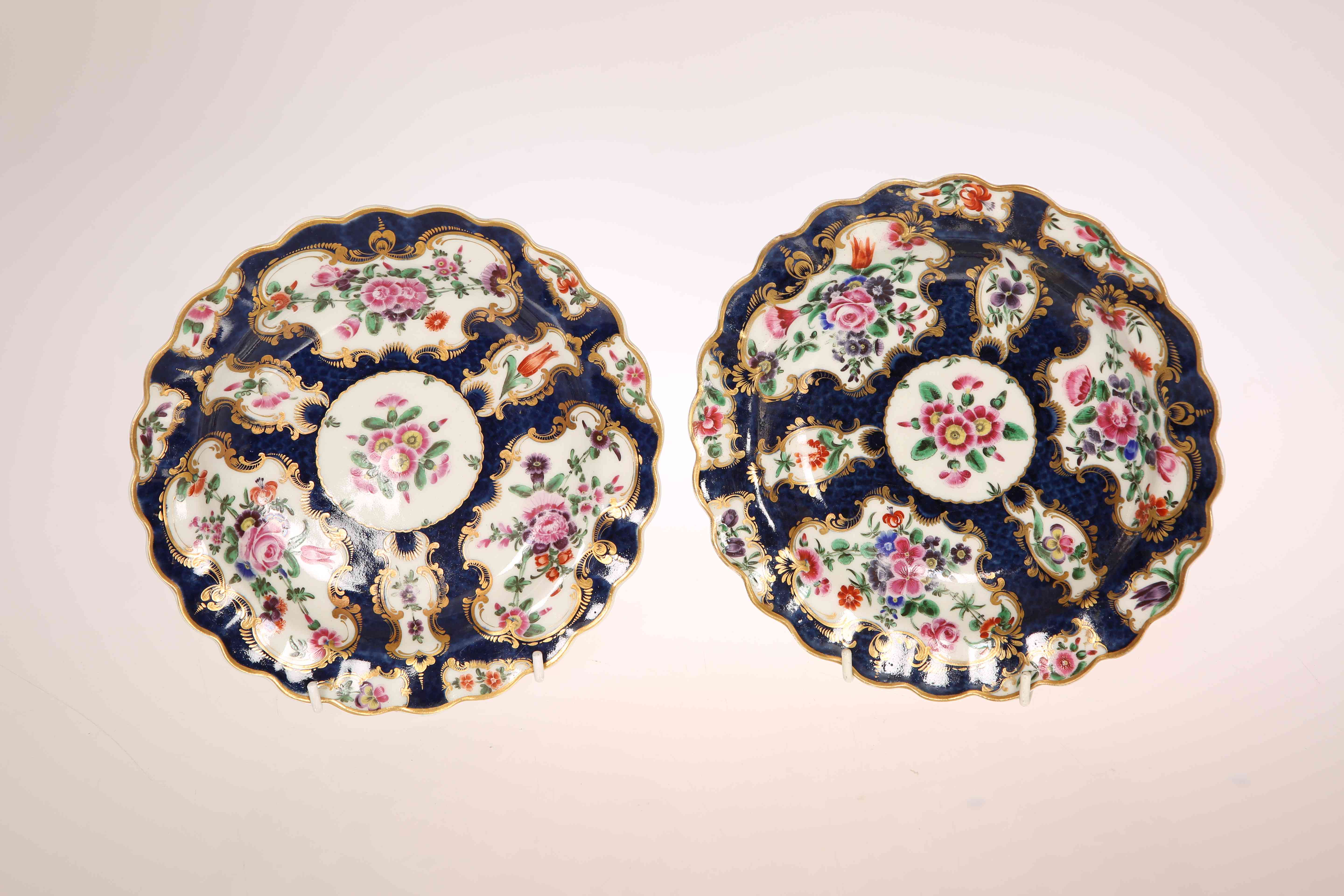 A PAIR OF WORCESTER SCALE BLUE GROUND SCALLOPED PLATES, CIRCA 1770,