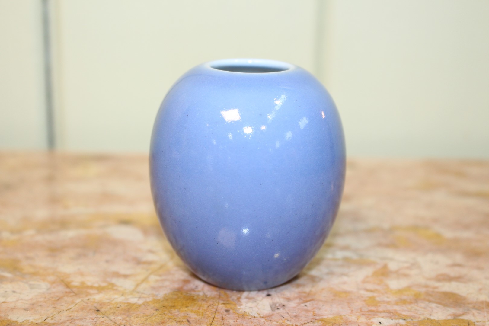 A SMALL CHINESE BLUE GLAZED OVOID VASE, with six character mark within double circles. - Image 4 of 6