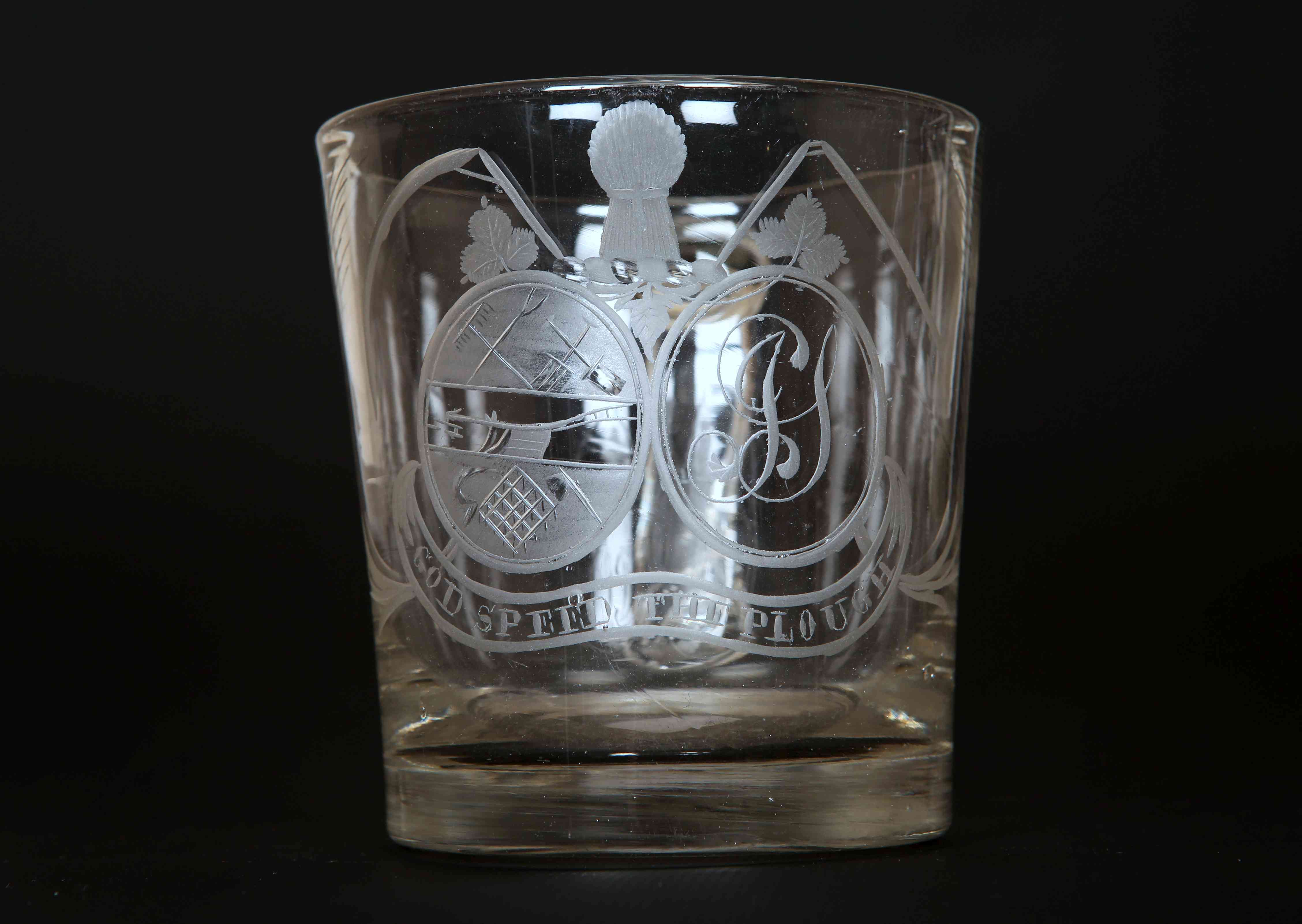 AN EARLY 19TH CENTURY ENGRAVED GLASS "FARMERS ARMS" CUP,