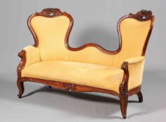 A GOOD VICTORIAN MAHOGANY AND UPHOLSTERED DOUBLE CHAIR BACK SETTEE,