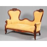 A GOOD VICTORIAN MAHOGANY AND UPHOLSTERED DOUBLE CHAIR BACK SETTEE,