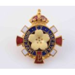 A PRIMROSE LEAGUE ENAMEL BROOCH,