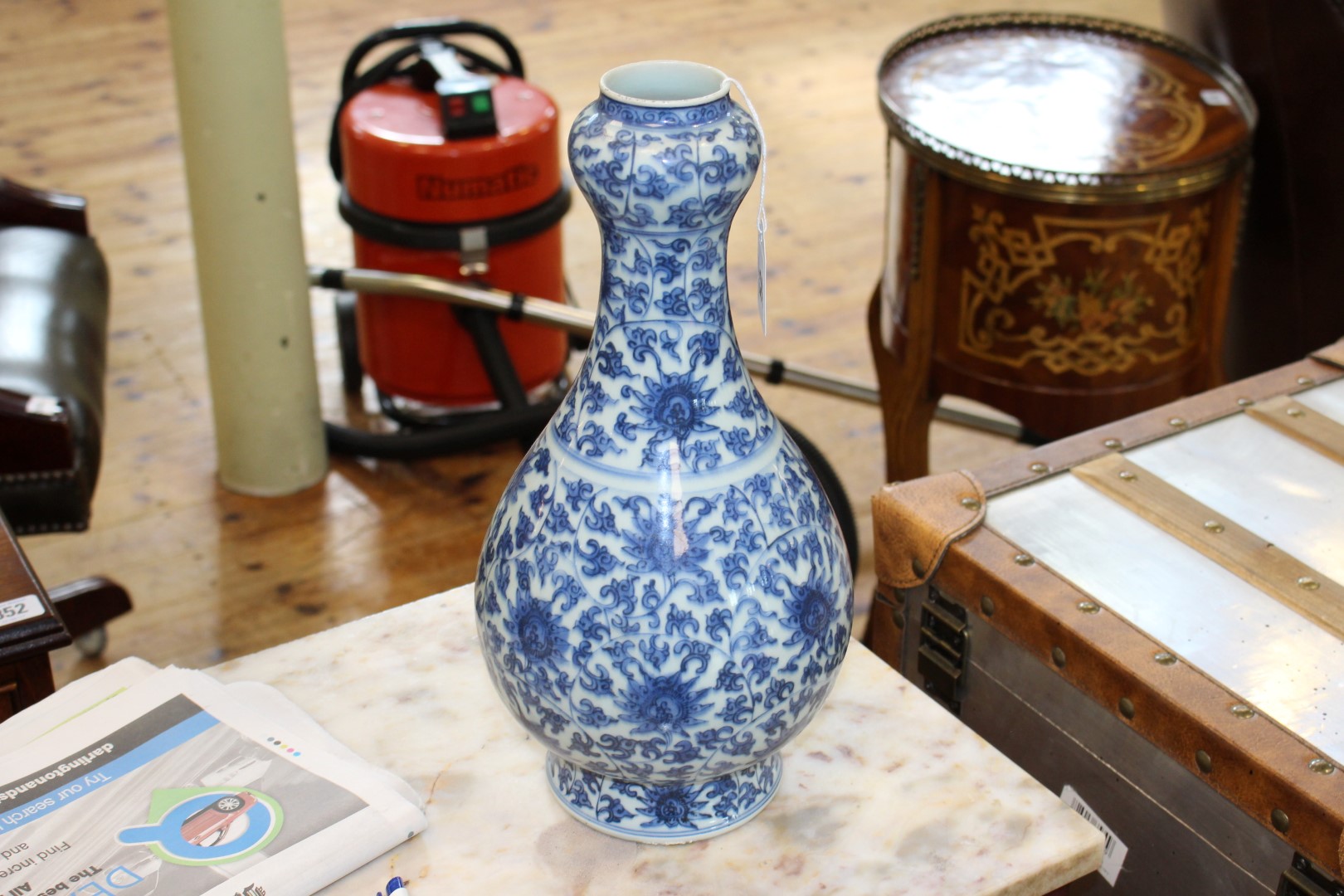 A CHINESE BLUE AND WHITE PORCELAIN VASE, of baluster form, with "garlic" neck, - Image 3 of 6