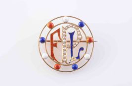 A GOLD AND ENAMEL BROOCH, the circular mount with beaded details of blue,