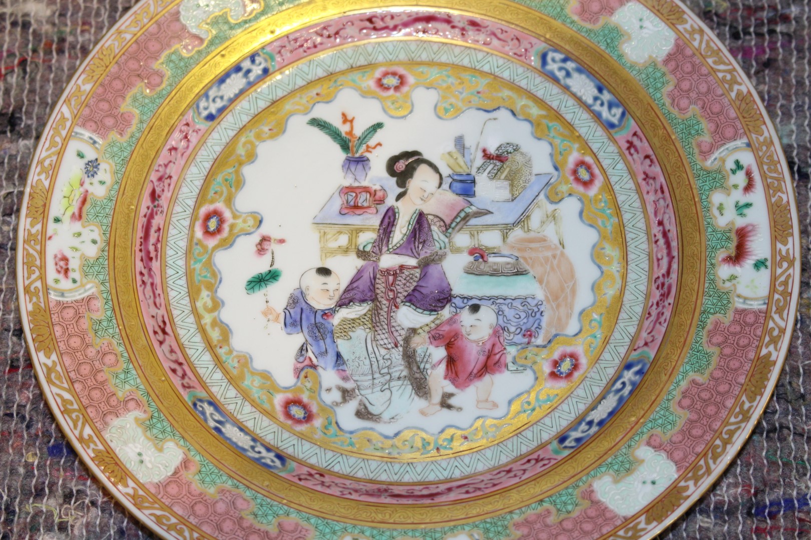 A CHINESE EXPORT FAMILLE ROSE PLATE, painted to the well with a teacher and two boys in an interior. - Image 4 of 7