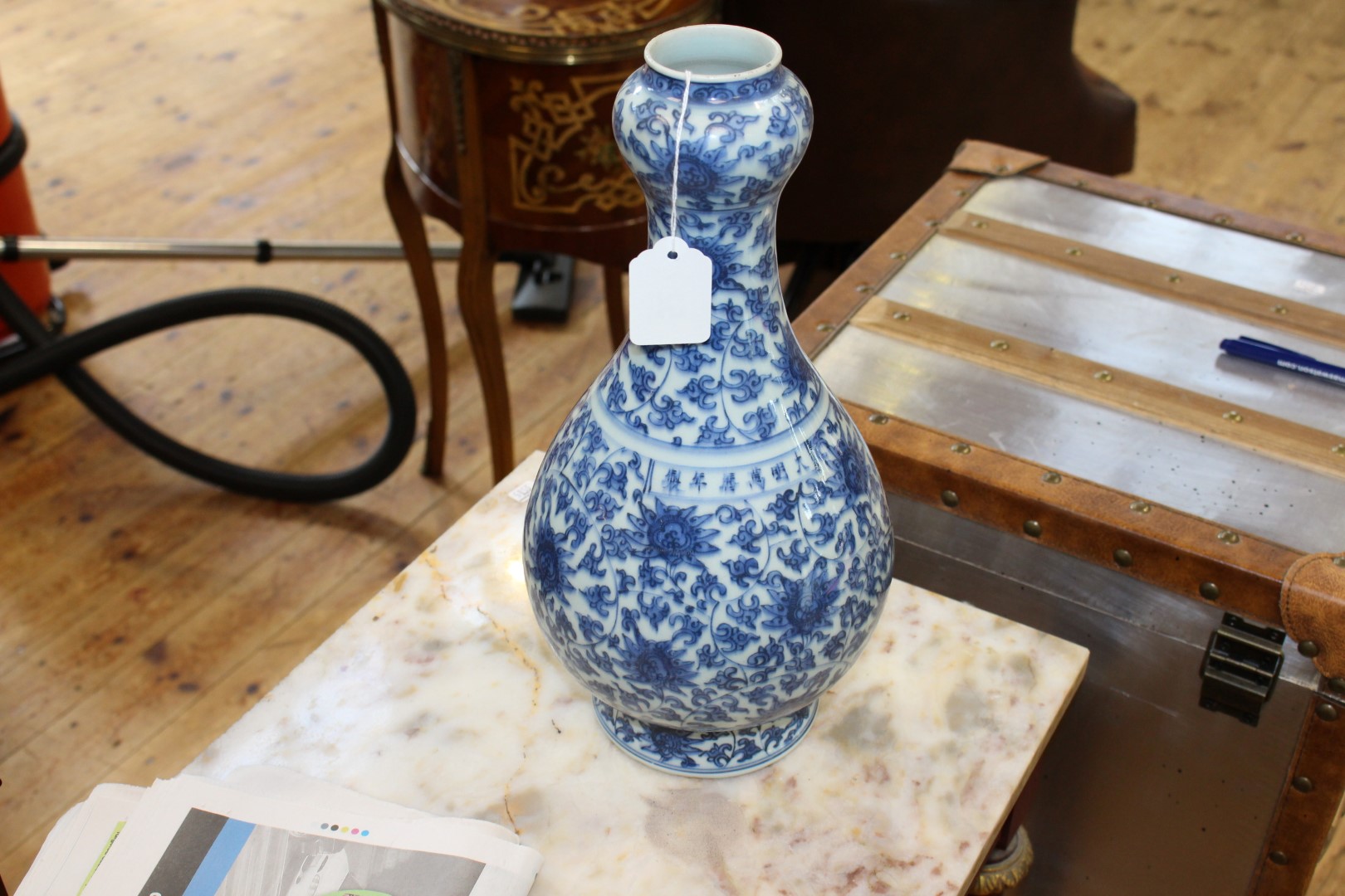 A CHINESE BLUE AND WHITE PORCELAIN VASE, of baluster form, with "garlic" neck, - Image 4 of 6