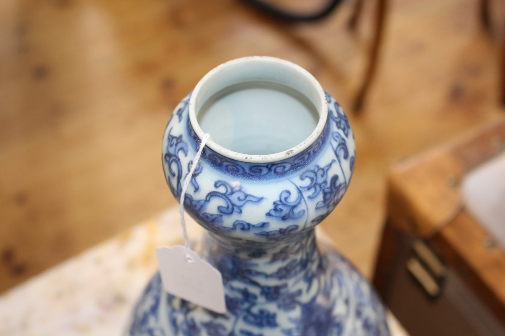 A CHINESE BLUE AND WHITE PORCELAIN VASE, of baluster form, with "garlic" neck, - Image 5 of 6
