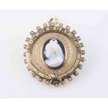 A QUEEN VICTORIA MEMORIAL BROOCH,