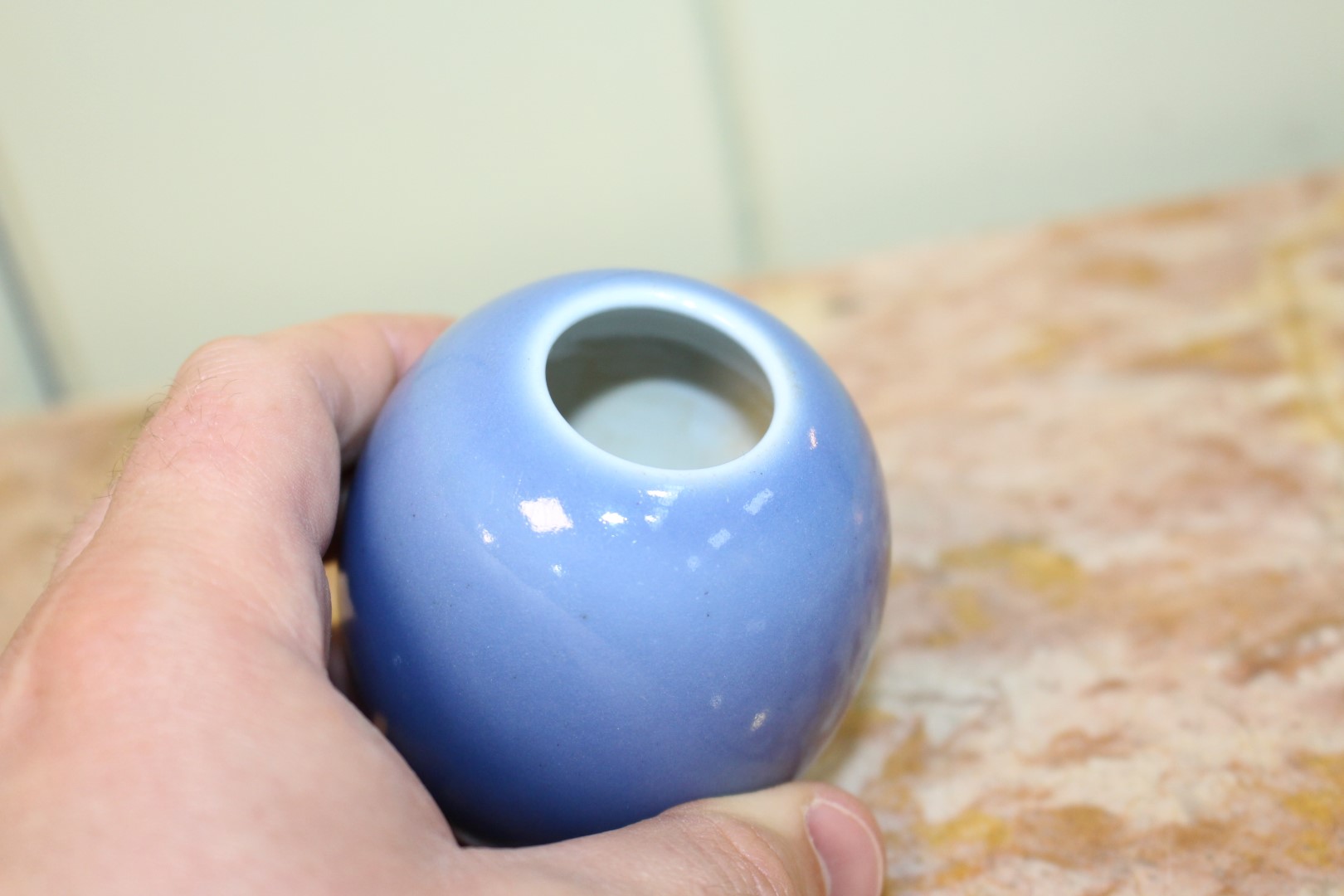 A SMALL CHINESE BLUE GLAZED OVOID VASE, with six character mark within double circles. - Image 5 of 6