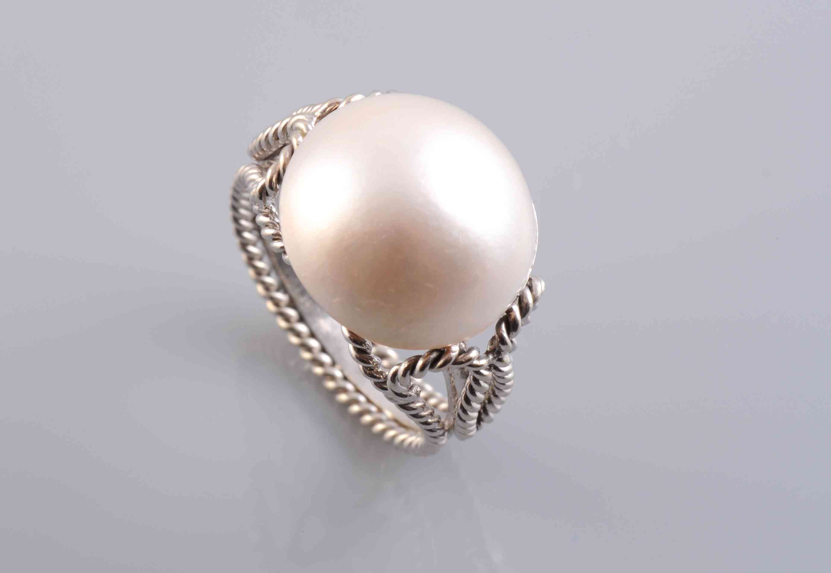 A BLISTER PEARL RING,
