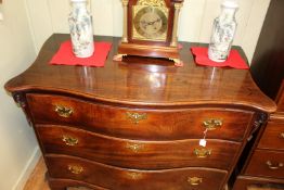 A GEORGE III MAHOGANY SERPENTINE CHEST OF DRAWERS,