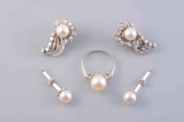 A CULTURED PEARL AND DIAMOND RING,