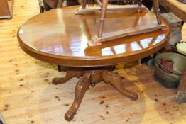 Victorian oval mahogany loo table