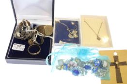 Collection of jewellery including signet ring, locket, dress rings, chains, earrings,