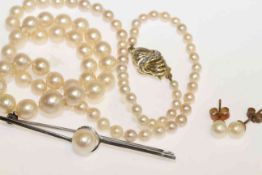 Cultured pearl necklace with 9 carat gold clasp,
