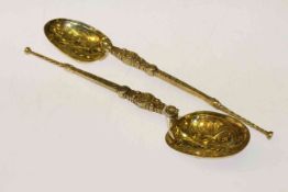 Pair of George V silver-gilt seal top spoons, Elkington & Co, Birmingham 1910, 7.