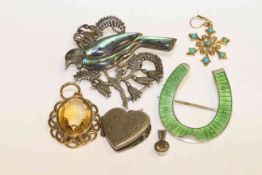 Silver and enamel horse shoe brooch, silver bird brooch, 15 carat gold,
