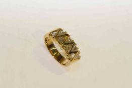 18 carat gold two-row trillion cut diamond ring, total diamond weight approximately 1.