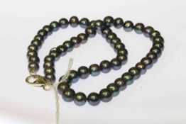 Black cultured pearl necklace with silver clasp, 41.
