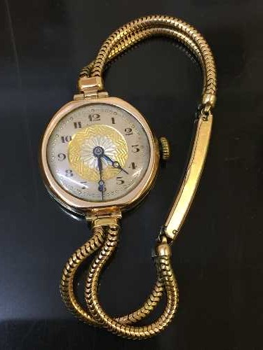 A lady's 9ct gold wristwatch on 9ct gold strap, 22.