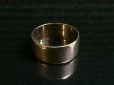 A 9ct gold band ring, 4.